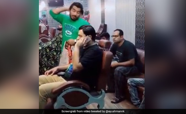 बाल कटाने गए शख्स को बार-बार आ रहे थे फोन, फिर गुस्से में निकाल दी विग- एक्टर ने शेयर किया Video