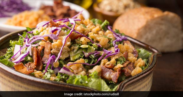 High-Protein Diet: इस आसान तरीके से घर पर बनाएं हेल्दी सलाद, अनचाही भूख को करेगा दूर!
