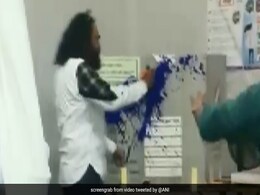 मतदान केंद्र के अंदर BSP नेता का हंगामा- EVM का विरोध जताते हुए की नारेबाजी- देखें VIDEO मतदान केंद्र के अंदर BSP नेता का हंगामा- EVM का विरोध जताते हुए की नारेबाजी- देखें VIDEO