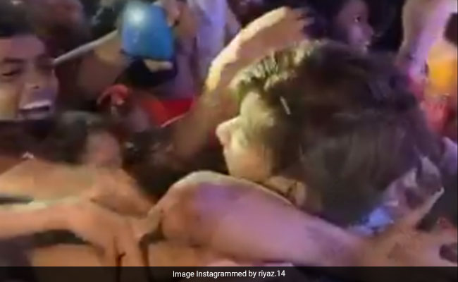 फैंस के बीच पहुंचा TikTok स्टार, तो गाल खींच-खींचकर कर दिया बुरा हाल- देखें Video