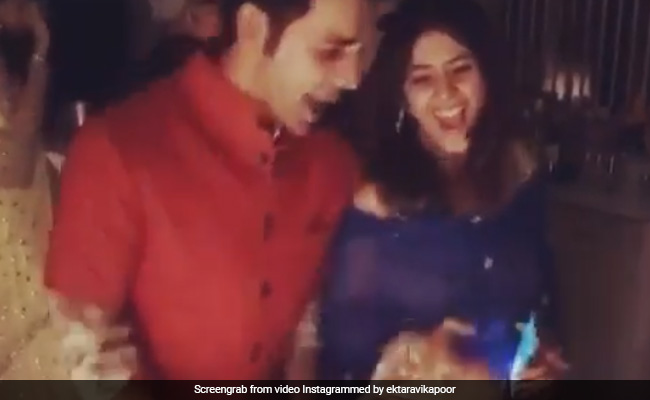 एकता कपूर ने इस बॉलीवुड एक्टर के साथ 'अंखियों से गोली मारे' पर किया धमाकेदार डांस, धूम मचा रहा है Video