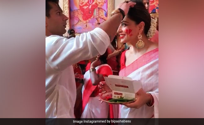 बिपाशा बसु की मांग में सिंदूर भरते समय पति करण सिंह ग्रोवर कर बैठे यह गलती, वायरल हुआ Video