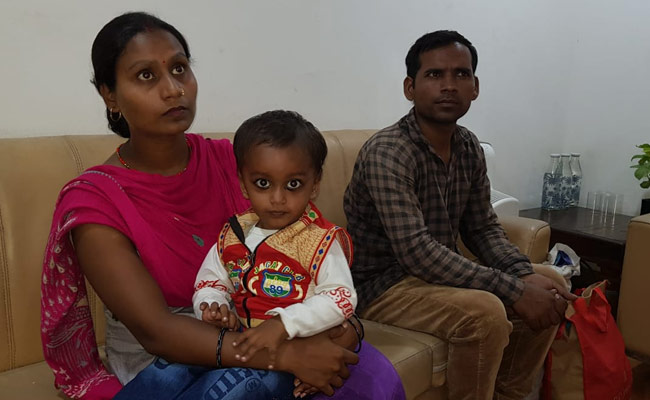 दिल्ली के मुख्यमंत्री अरविंद केजरीवाल की मदद से इस बच्चे को अस्पताल में बेड मिला