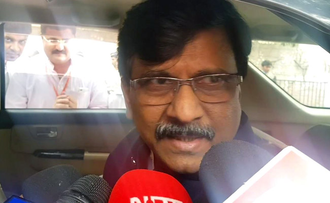 संजय राउत की फडणवीस को चुनौती, बोले- सचिन वजे को कौन बचा रहा है, नाम बताएं