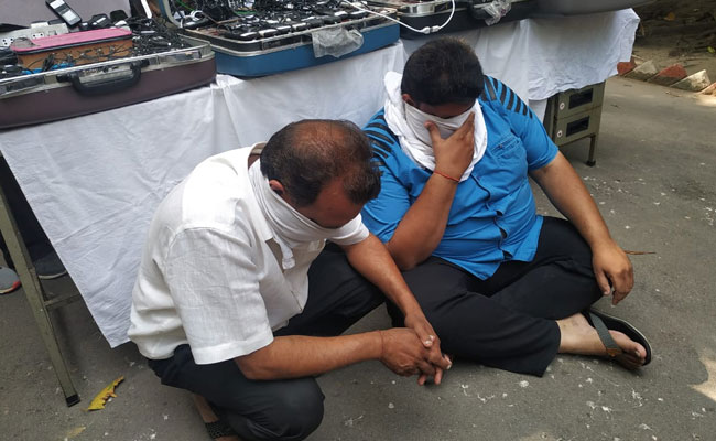 सट्टेबाजों के रैकेट का भंडाफोड़, चार ब्रीफकेसों में लगे सैकड़ों फोनों से होता था गोरखधंधा