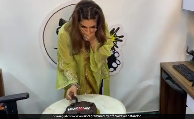 बर्थडे से पहले ही रवीना टंडन ने सेलिब्रेट किया अपना जन्मदिन, सोशल मीडिया पर जमकर वायरल हो रहा है Video