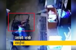 खेलते हुए दूसरी मंजिल से सीधे नीचे रिक्शे पर गिरा बच्चा, फिर... खेलते हुए दूसरी मंजिल से सीधे नीचे रिक्शे पर गिरा बच्चा, फिर...