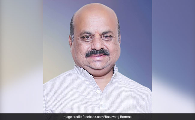 Karnataka Home Minister's Convoy Overlooks Cop, Crosses Police Checkpoint