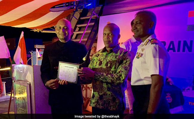 Madagascar's Defence Minister Sings <i>"Kuch Kuch Hota Hai"</i> For Indian Navy