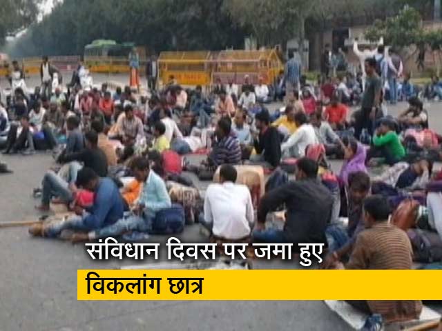 रवीश कुमार का प्राइम टाइम: दिल्‍ली के मंडी हाउस पर फिर प्रदर्शन करने पहुंचे रेलवे के विकलांग उम्‍मीदवार