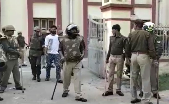 बीएचयू में बवाल : छात्रों के दो गुटों के बीच पथराव के बाद 15 को हिरासत में लिया गया