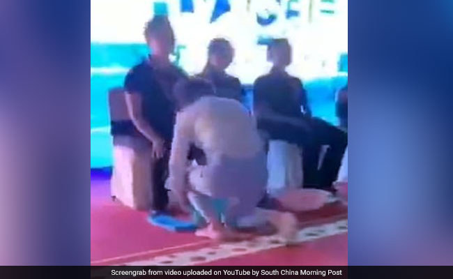 कंपनी रही फायदे में तो बॉस ने कर्मचारियों के जूते उतारकर किया ऐसा काम... वायरल हुआ VIDEO