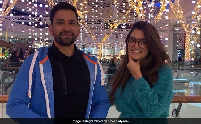 VIDEO: खेसारी लाल यादव को बचाने के लिए आगे आए निरहुआ और आम्रपाली, बोले-धीरे-धीरे मेरा भाई खुल रहा है