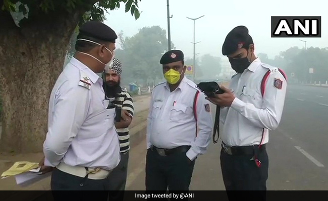 Odd-Even Scheme: नोएडा से वाहन लेकर आए शख्स पर लगा जुर्माना, कहा- मुझे पता ही नहीं...