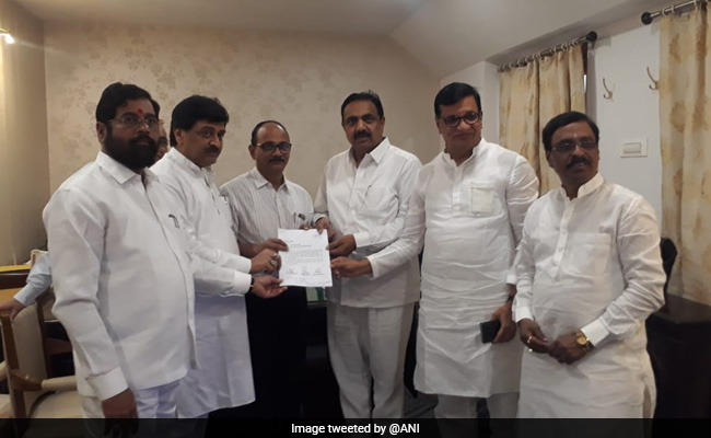 कांग्रेस-NCP और शिवसेना ने सरकार बनाने का दावा किया पेश, चिट्ठी पर शरद पवार के 54 में से केवल 51 MLAs के दस्तख्त