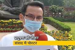 प्रदूषण पर पोस्टर लेकर संसद पहुंचे कांग्रेस सांसद गौरव गोगोई प्रदूषण पर पोस्टर लेकर संसद पहुंचे कांग्रेस सांसद गौरव गोगोई