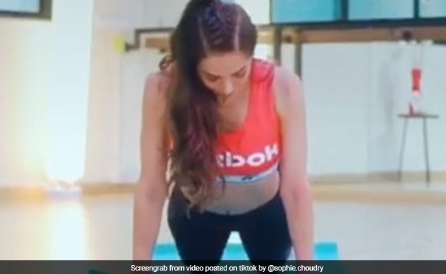 मलाइका अरोड़ा ने यूं किया 'भुजंगासन', खूब देखा जा रहा Video