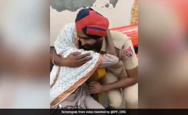 रो-रोकर बुजुर्ग महिला का हो रहा था बुरा हाल, पुलिस कॉन्‍स्‍टेबल ने इस तरह कराया चुप, देखें Video