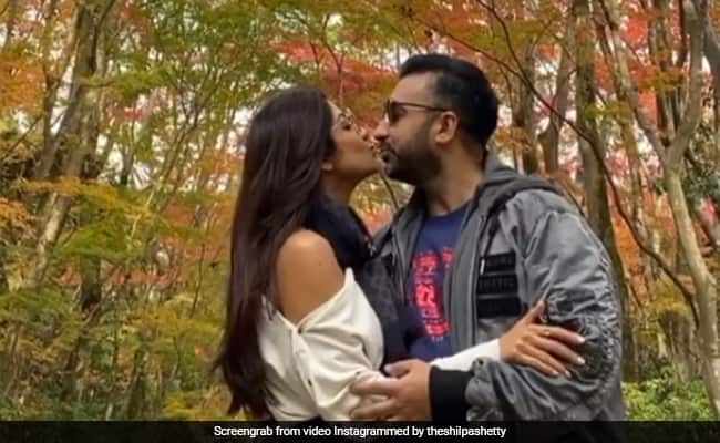 Couple Goals: शादी की 10वीं सालगिरह पर शिल्पा शेट्टी ने किया राज कुंद्रा को Kiss, देखें फोटो और वीडियो, पढ़ें रिलेशनशिप टिप्स