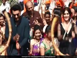 Panipat Promotion: अर्जुन कपूर और कृति सेनन ने लोगों के साथ की जमकर लावड़ी, देखें Video Panipat Promotion: अर्जुन कपूर और कृति सेनन ने लोगों के साथ की जमकर लावड़ी, देखें Video