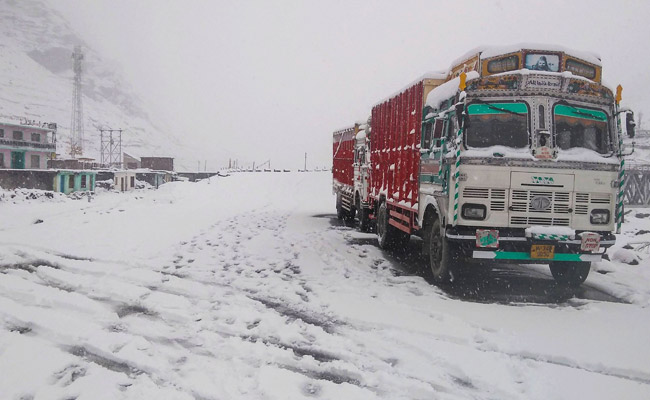 Weather Updates: एक बार फिर करवट ले सकता है मौसम, पहाड़ों पर बर्फबारी और इन राज्यों में बारिश की आशंका 