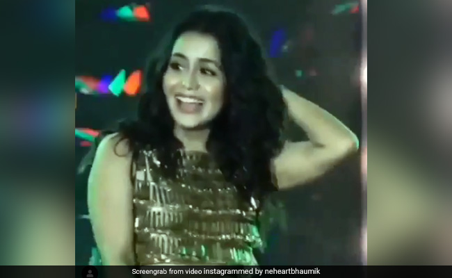 नेहा कक्कड़ ने 'मोरनी बनके' सॉन्ग पर किया धमाकेदार डांस, Video हुआ वायरल