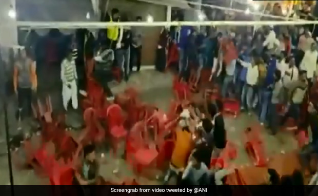 कव्वाली कार्यक्रम में बैठने को लेकर हुआ विवाद, जमकर चलीं कुर्सियां- देखें VIDEO