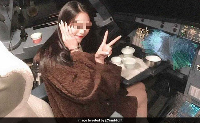 Chinese Pilot Grounded After Passenger Cockpit Photo Goes Viral: Report