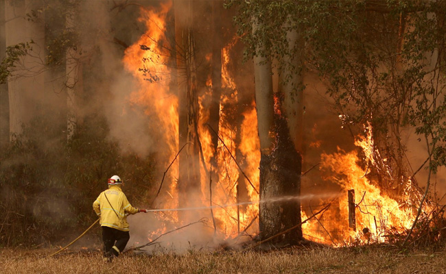 Thousands Trapped On Australia Beach Encircled By Fire