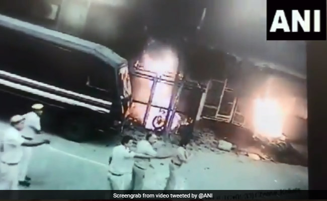 हाथ जोड़े खड़ी थीं डीसीपी मोनिका भारद्वाज, वकीलों का झुंड उनपर टूट पड़ा, देखें- तीस हजारी हिंसा का नया VIDEO