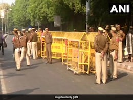 JNU Protest: फीस बढ़ोतरी के विरोध में संसद तक मार्च कर रहे JNU छात्रों को पुलिस ने रोका, JNUSU की अध्यक्ष को हिरासत में लिया JNU Protest: फीस बढ़ोतरी के विरोध में संसद तक मार्च कर रहे JNU छात्रों को पुलिस ने रोका, JNUSU की अध्यक्ष को हिरासत में लिया