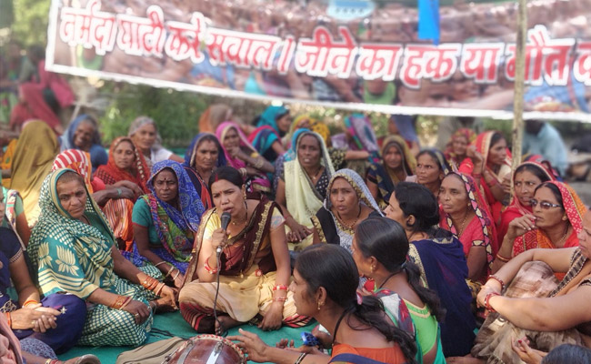 सरदार सरोवर के डूब प्रभावित लोगों का संघर्ष, खुले आसमान के नीचे रात-दिन अपनी मांग को लेकर कर रहे प्रदर्शन