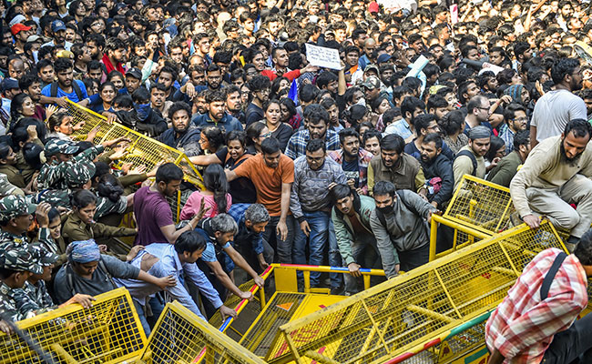 "Inhuman": Sena Attacks BJP After Cops' Lathicharge JNU Students