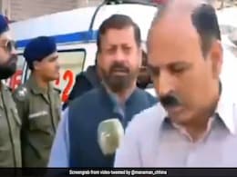 Live टीवी पर पाकिस्तानी रिपोर्टर के सामने आ गया शख्स, गर्दन पकड़कर किया ऐसा... देखें Video Live टीवी पर पाकिस्तानी रिपोर्टर के सामने आ गया शख्स, गर्दन पकड़कर किया ऐसा... देखें Video
