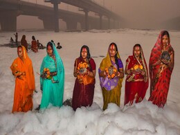 छठ पूजा पर घुटने-घुटने ज़हरीले झाग में खड़े होकर सूर्यदेव को दिया 'अर्घ्य' छठ पूजा पर घुटने-घुटने ज़हरीले झाग में खड़े होकर सूर्यदेव को दिया 'अर्घ्य'