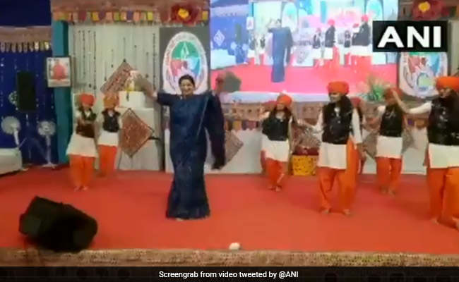 Watch: Holding Swords, Smriti Irani Performs "<i>Talwar Raas</i>" In Gujarat