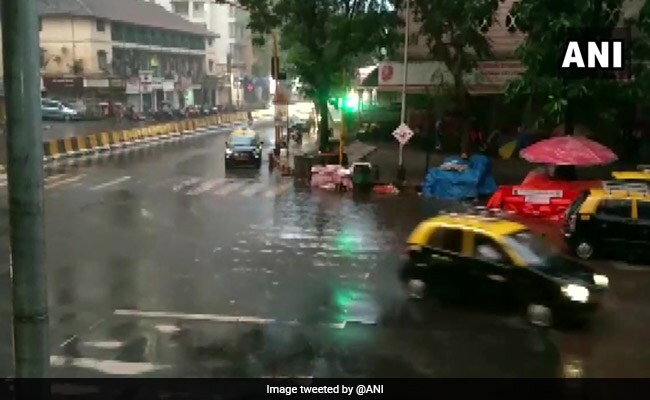 चक्रवात 'महा' का मुंबई में भी असर, बारिश से कई इलाकों में भरा पानी चक्रवात 'महा' का मुंबई में भी असर, बारिश से कई इलाकों में भरा पानी