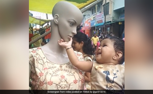 TikTok Video: प्यार से सहला रहा थी डमी के गाल, तभी अचानक हुआ कुछ ऐसा...कांप गई बच्ची