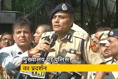 प्रदर्शन कर रहे पुलिस वालों से पुलिस कमिश्नर: अनुशासन बनाए रखे प्रदर्शन कर रहे पुलिस वालों से पुलिस कमिश्नर: अनुशासन बनाए रखे