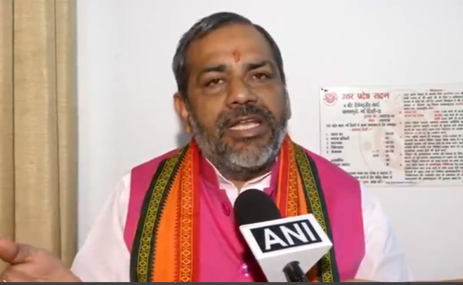 यूपी सरकार के मंत्री ने प्रदूषण कम करने के लिए सरकार को यज्ञ कराने की दी सलाह, कहा - इंद्र भगवान सब ठीक कर देंगे