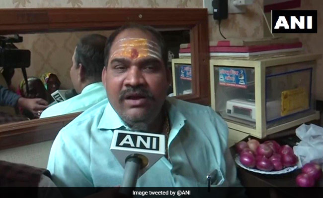 'Onions On Loan': Akhilesh Yadav's Party Protests Rising Vegetable Prices
