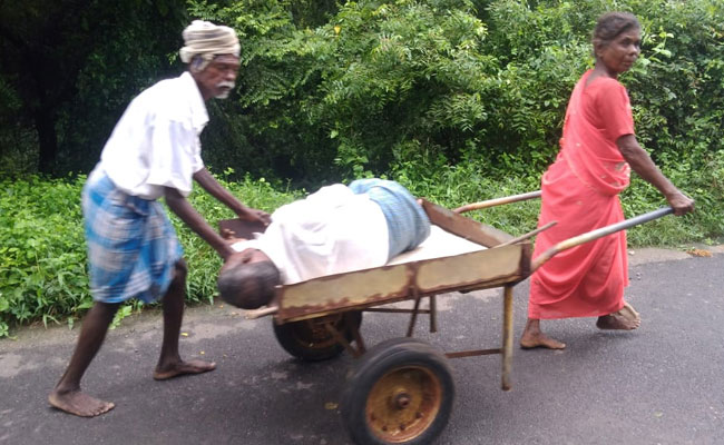 They Photographed Family Taking Man To Hospital On Cart. No One Helped