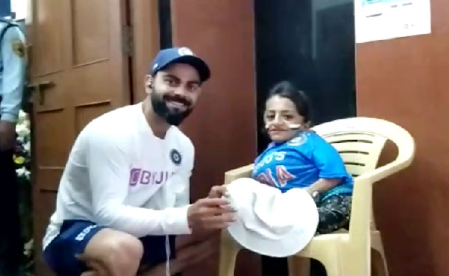 इंदौर में विराट कोहली को मिली ऐसी खास फैन कि उसके साथ फोटो क्लिक कर डालीं