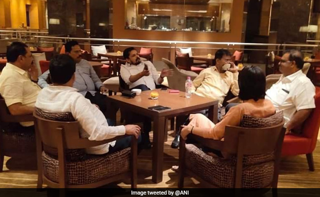 महाराष्ट्र सियासी घमासान: NCP के 3 लापता MLA दिल्ली से मुंबई लौटे, एक विधायक रास्ते में