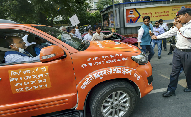 BJP Leader Fined For Defying Odd-Even. Then AAP Minister Hands Him Roses BJP Leader Fined For Defying Odd-Even. Then AAP Minister Hands Him Roses