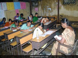 क्लास में सो गया बच्चा, बाहर से ताला लगाकर स्कूल किया बंद, जब परिजन पहुंचे तो... क्लास में सो गया बच्चा, बाहर से ताला लगाकर स्कूल किया बंद, जब परिजन पहुंचे तो...