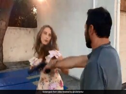 सलमान खान की खास दोस्त को इस शख्स ने दिखाई बंदूक, तो पीट-पीटकर कर दिया बुरा हाल...देखें  Video सलमान खान की खास दोस्त को इस शख्स ने दिखाई बंदूक, तो पीट-पीटकर कर दिया बुरा हाल...देखें  Video