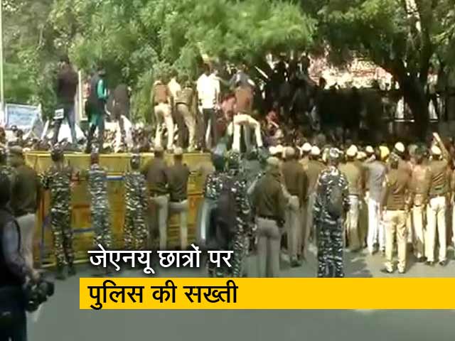 न्यूज नॉन-स्टॉप: जेएनयू में कई छात्राओं को घसीटते हुए ले गई पुलिस