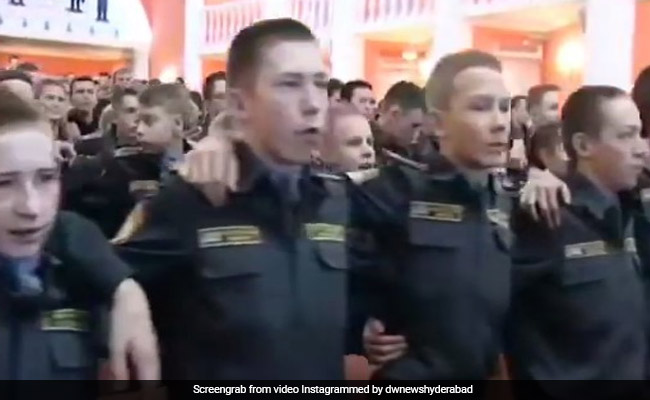 रूस की सेना ने एक सुर में गाया  'ऐ वतन, ऐ वतन' सॉन्ग, इंटरनेट पर छाया Video