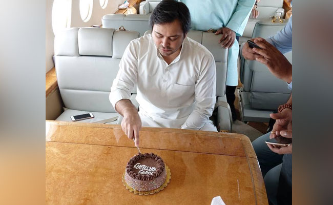 चार्टर प्लेन में जन्मदिन मनाते तेजस्वी यादव की तस्वीरें वायरल, तो JDU ने कहा- शर्म आनी चाहिए